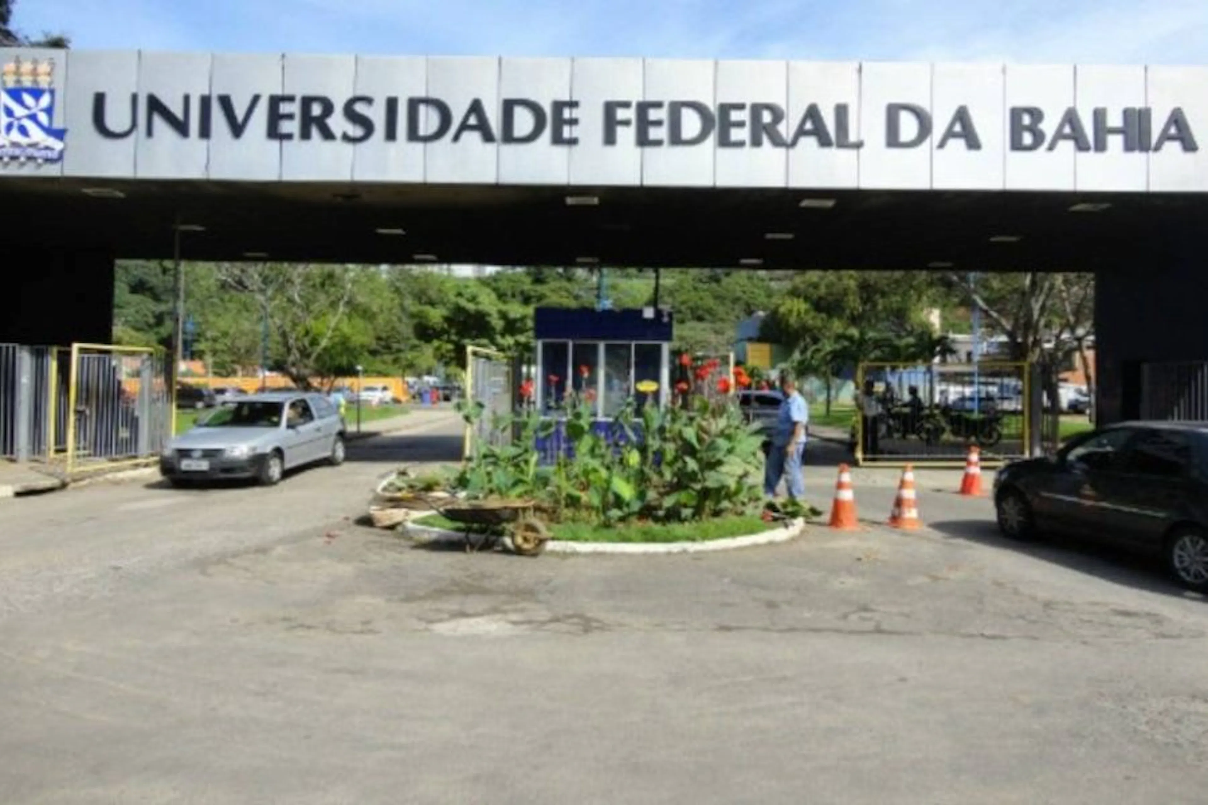 Concurso UFBA: 139 vagas com salários de até R$ 5.215,39; inscrições começam hoje