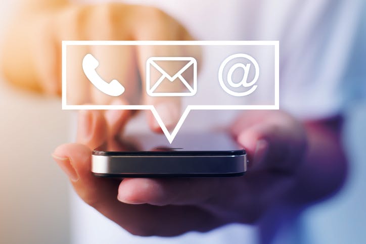 Pessoa digitando no celular para falar com atendimento Claro