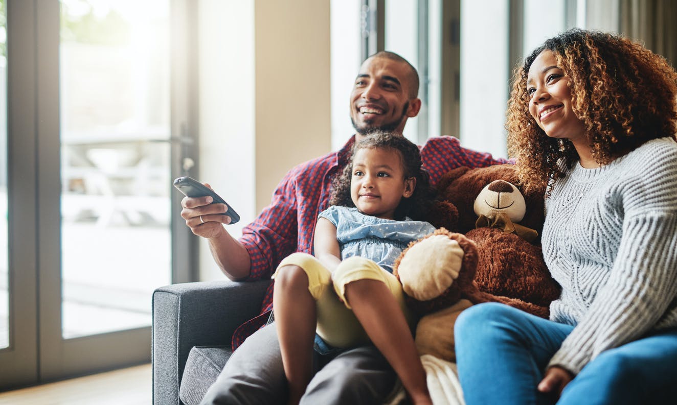Família assistindo televisão Oi.