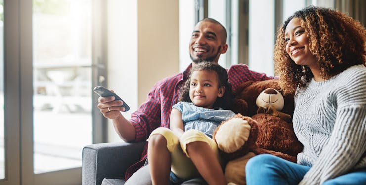 Família assistindo filmes na TV