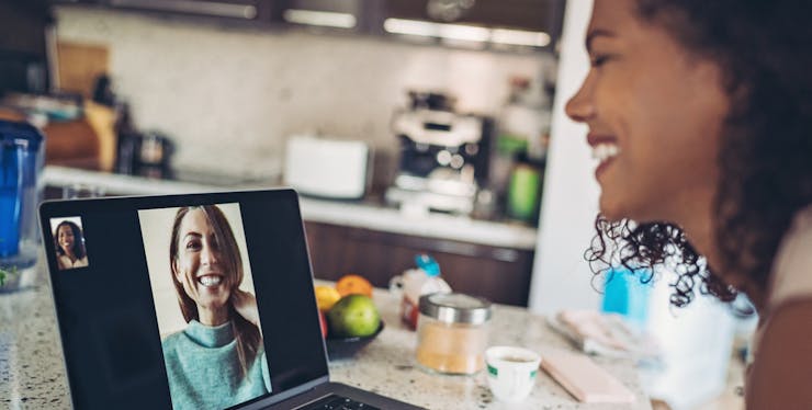 Mulheres conversando através de videoconferência 