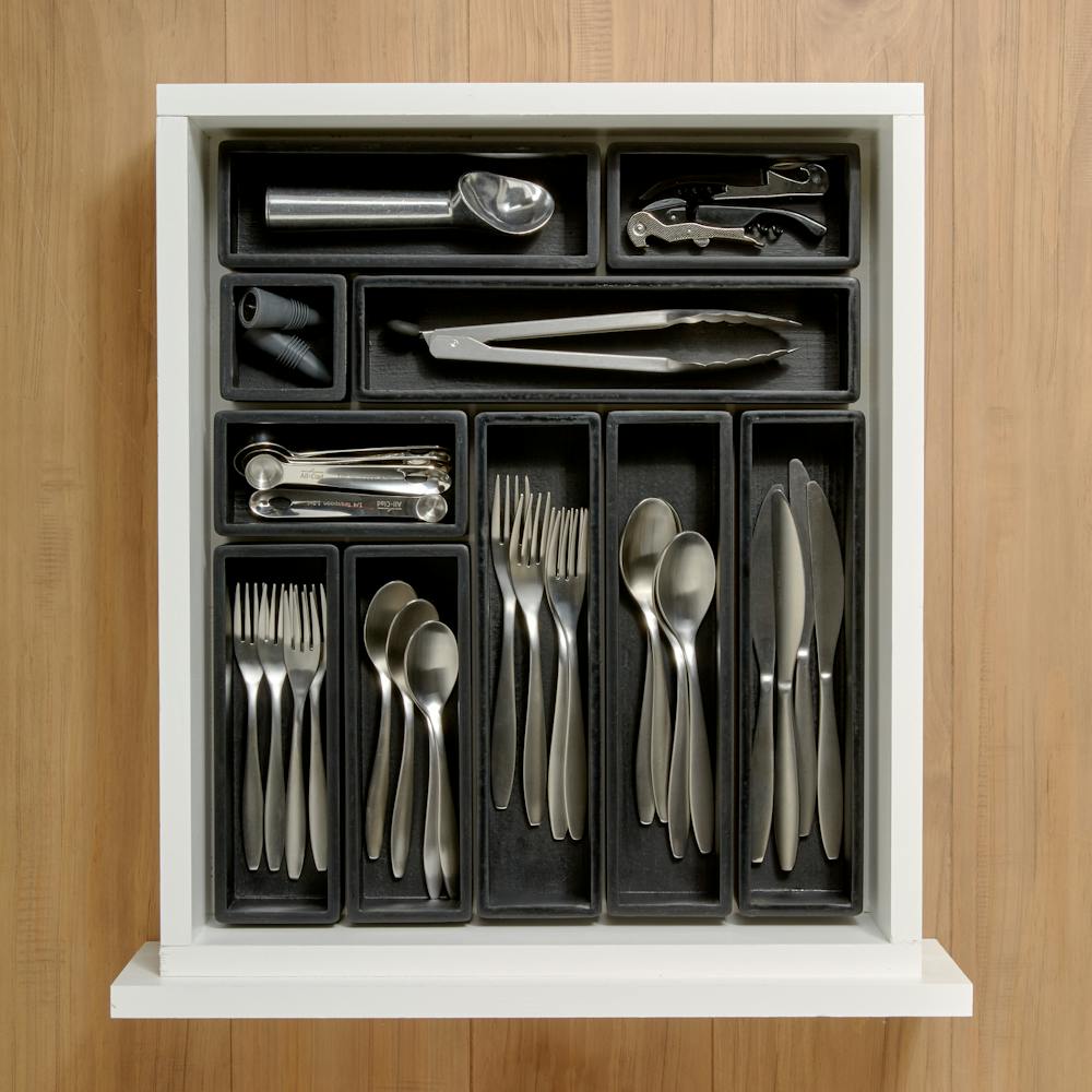 https://images.prismic.io/containerstoriesproduction/52b5d4dc-e4fa-4852-a883-6cf7652193bb_SUS_THE_Kitchen_KitB_Drawer_Organizers_Black.jpg?auto=compress,format&rect=0,0,1600,1600&w=1000&h=1000
