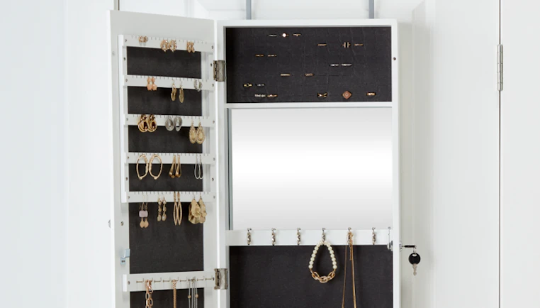 Dorm Jewelry Organization Ideas