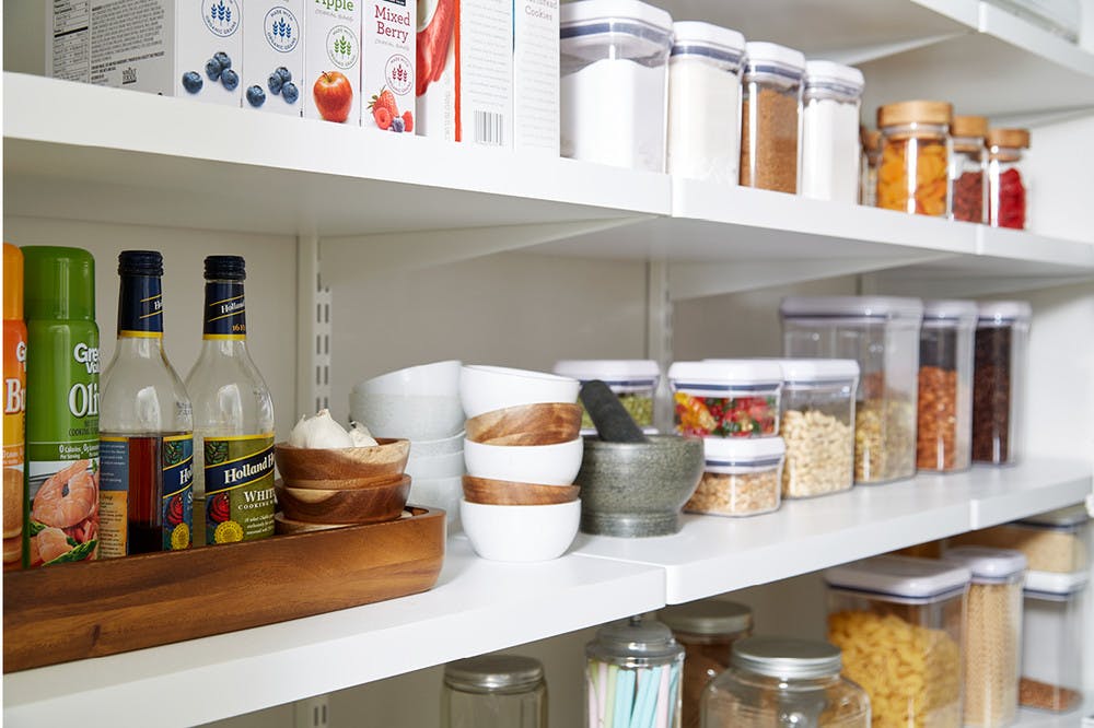 https://images.prismic.io/containerstoriesproduction/9f6df36a0b39a933df173e3551abb1363371747c_bl_17_elfa_shelving_pantry_kitchen_6.jpg?auto=compress,format