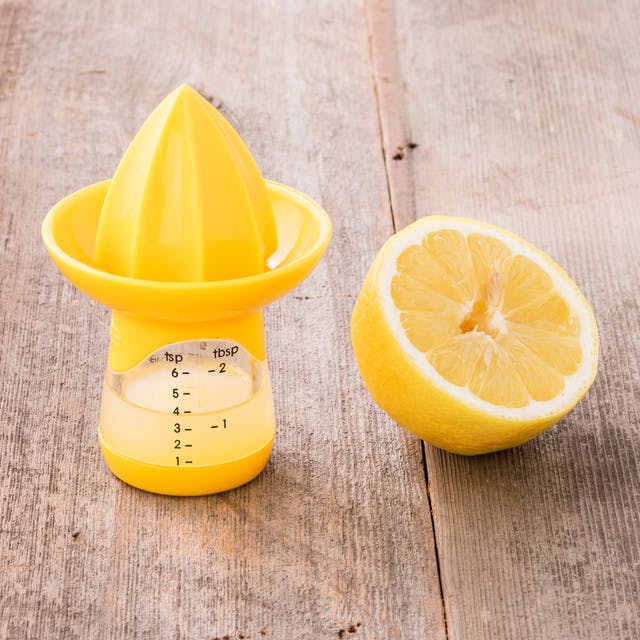 https://images.prismic.io/containerstoriesproduction/a0f71616db2919479d1776d0b1e9cc5844cd9309_bl_july16_lemonjuicer_foodstoragecontainers_10069092.jpg?auto=compress,format