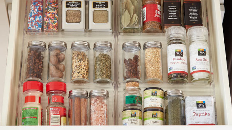 Organizing spices discount in a drawer