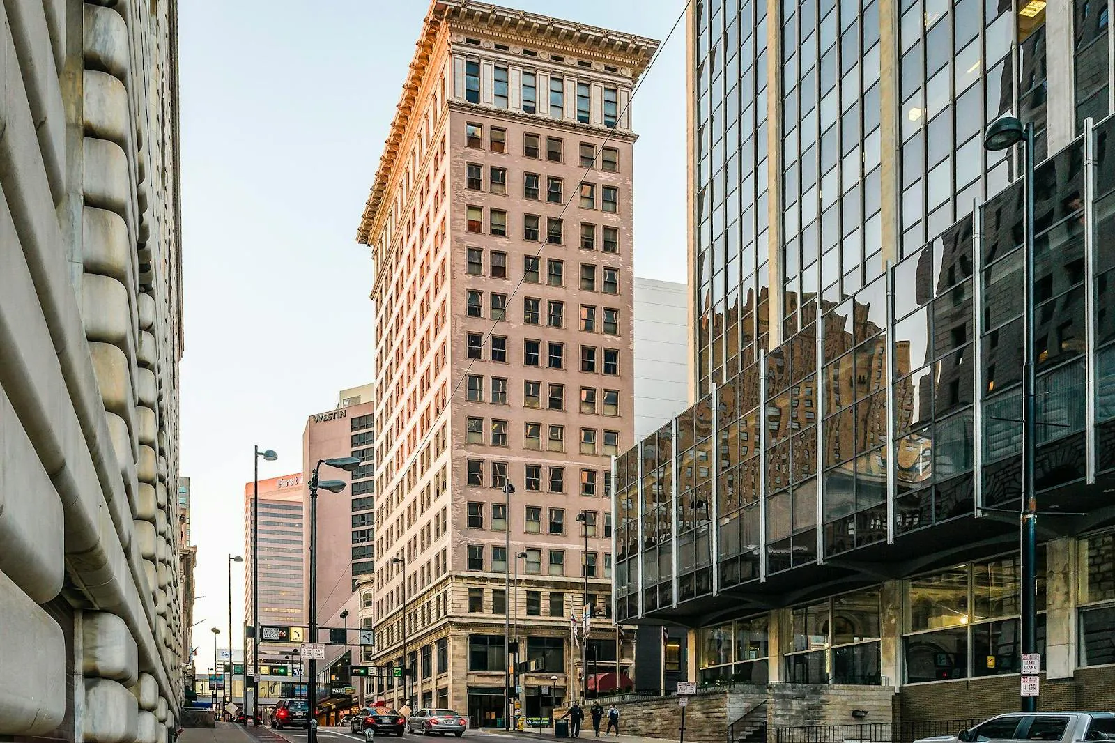 Photograph of the Ingalls Building, an early reinforced concrete high-rise on a city street corner