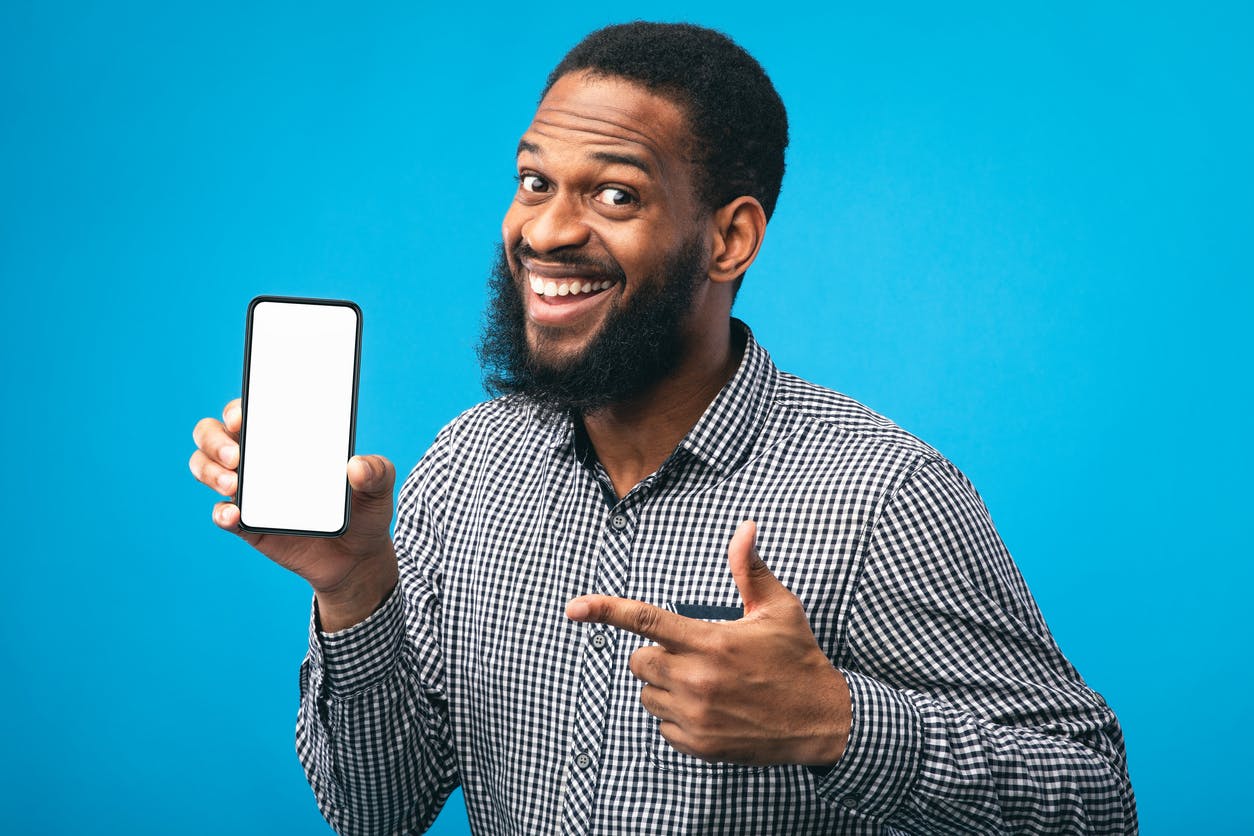 Homem apontado para o seu TIM Controle Smart