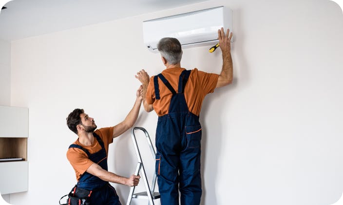 Instaladores montando un aparato de aire acondicionado, mientras en otra imagen en la parte inferior derecha, una pareja disfruta del aire acondicionado instalado.