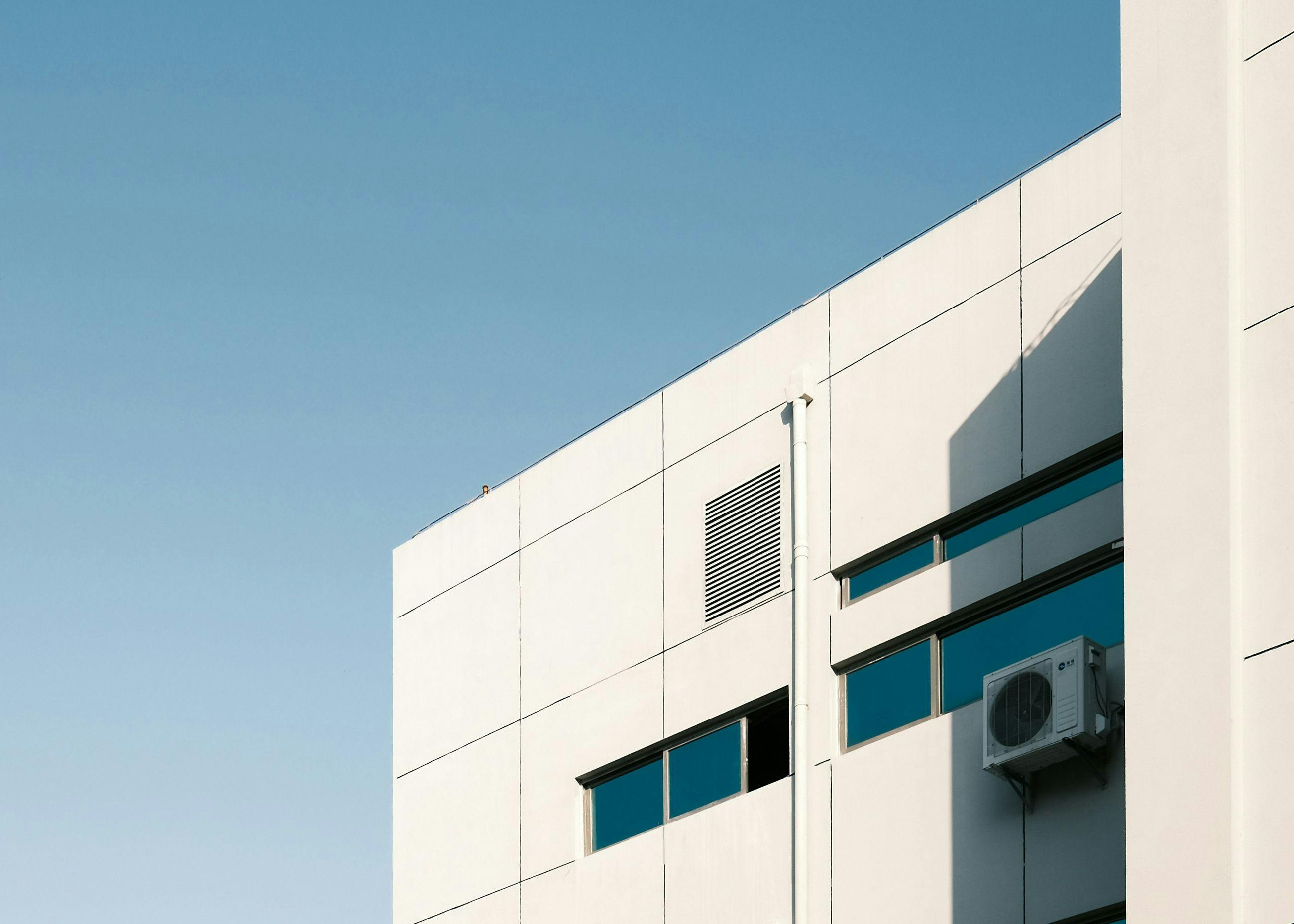 Edificio con máquina exterior de aire acondicionado