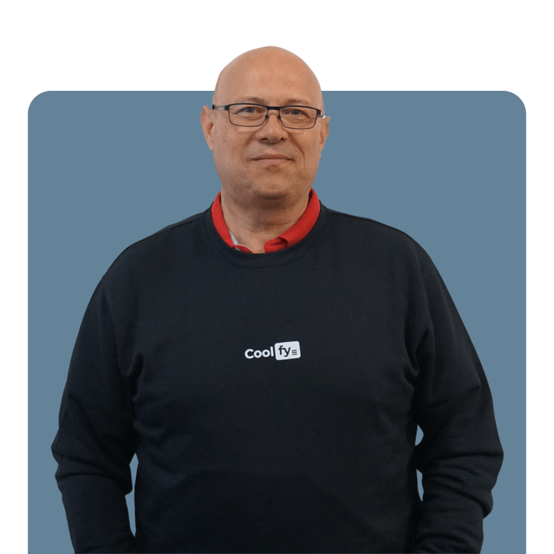 Foto de Mario Izquierdo, Experto en sistemas de aerotermia y eficiencia energética. Lidera el equipo especializado en instalaciones de aerotermia, garantizando proyectos ejecutados en tiempo récord.