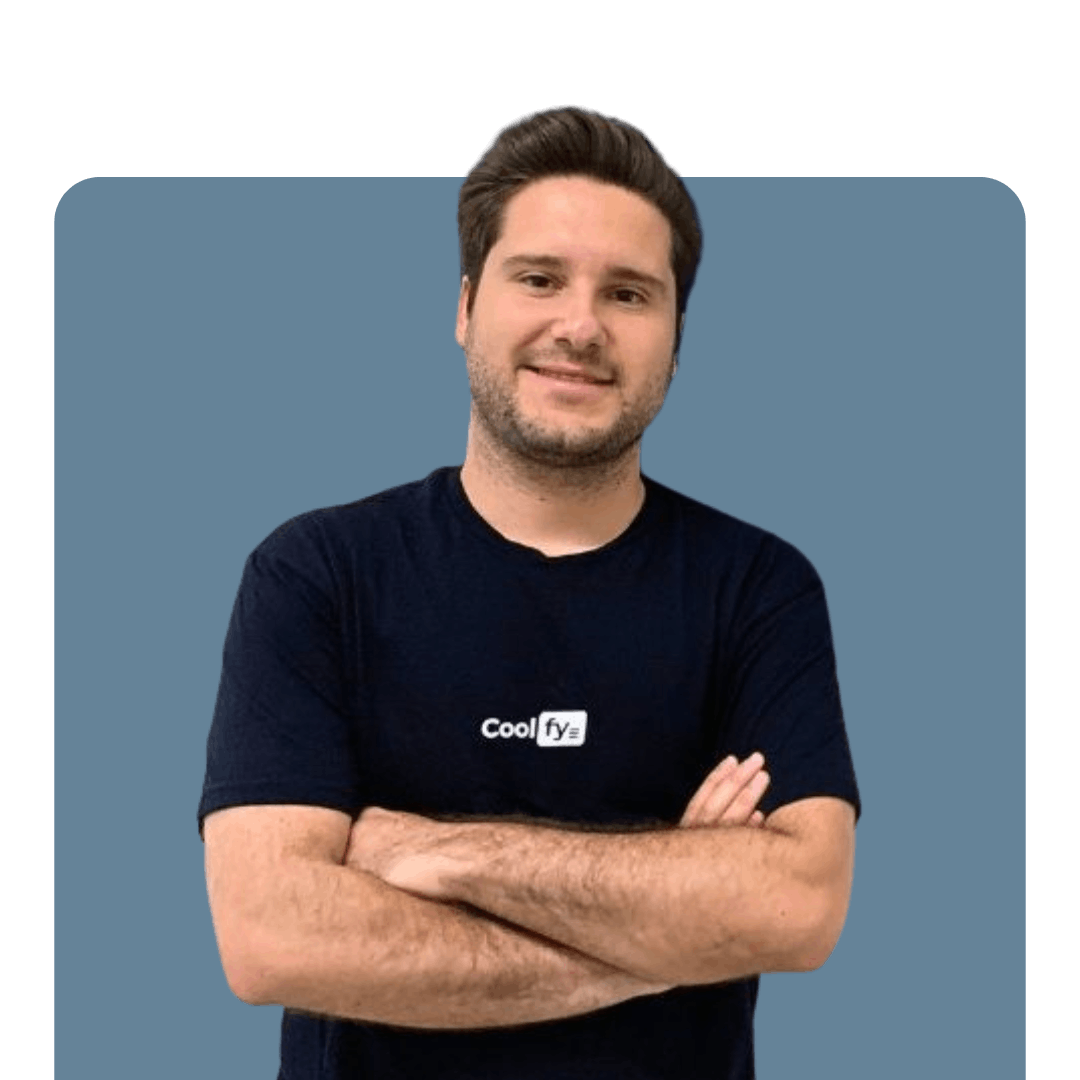 Foto de Víctor de Haro, Responsable de definir y ejecutar la estrategia de producto y logística, impulsa soluciones de climatización tecnológicas, eficientes y centradas en el usuario. Su trabajo garantiza que cada proyecto de Coolfy combine innovación, fiabilidad operativa y una experiencia optimizada para el cliente final.