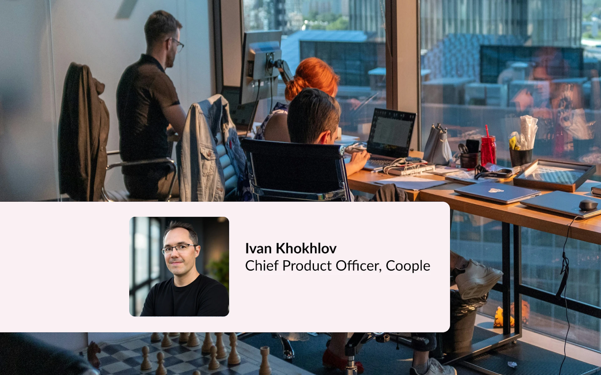 Ivan Khokhlov, Chief Product Officer bei Coople, neben einem Produktteam, das sich mit AI und der Weiterentwicklung von Produktentwicklung und Zusammenarbeit beschäftigt.