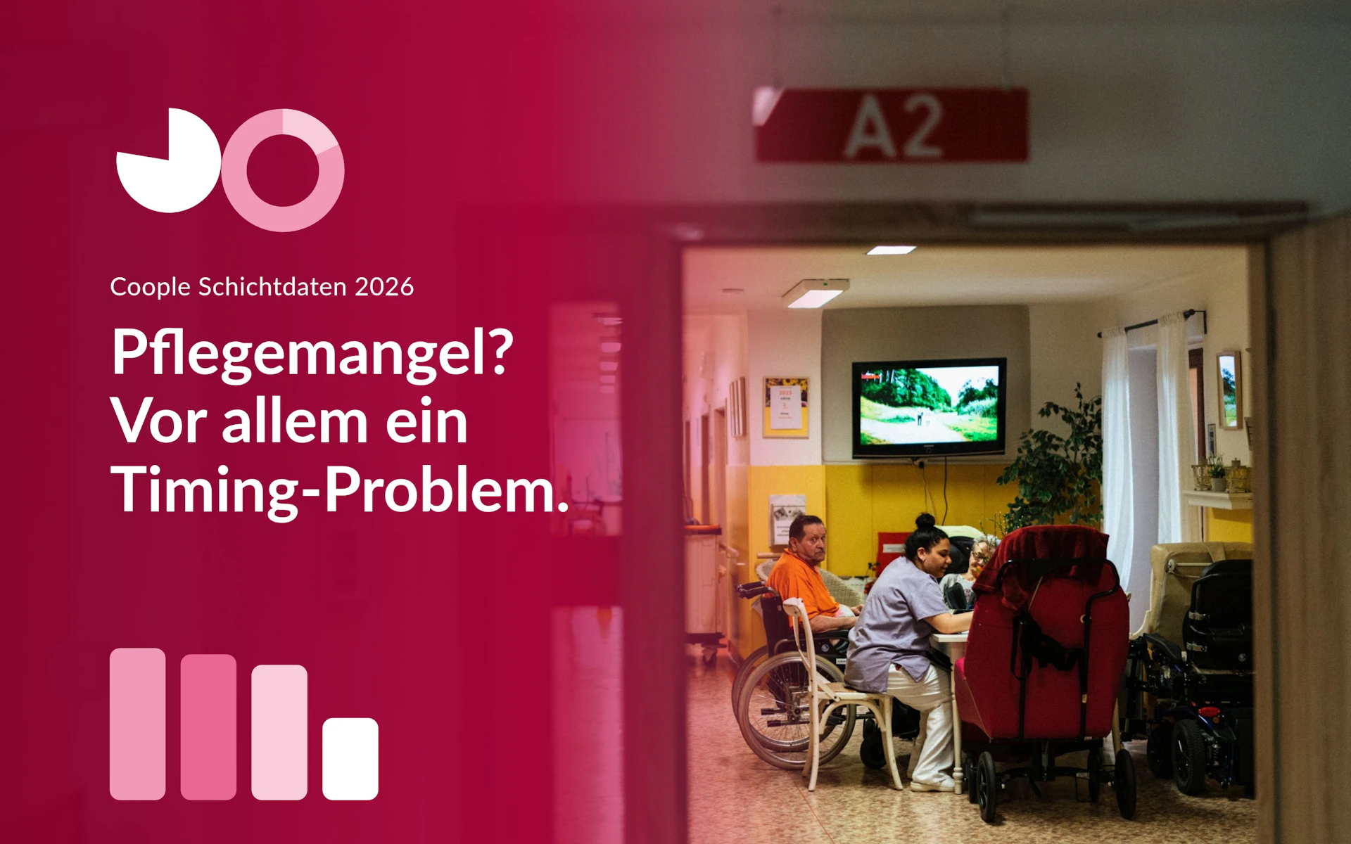 Pflegefachfrau mit Bewohnern im Aufenthaltsraum eines Pflegeheims, Titel: Pflegemangel? Vor allem ein Timing-Problem.