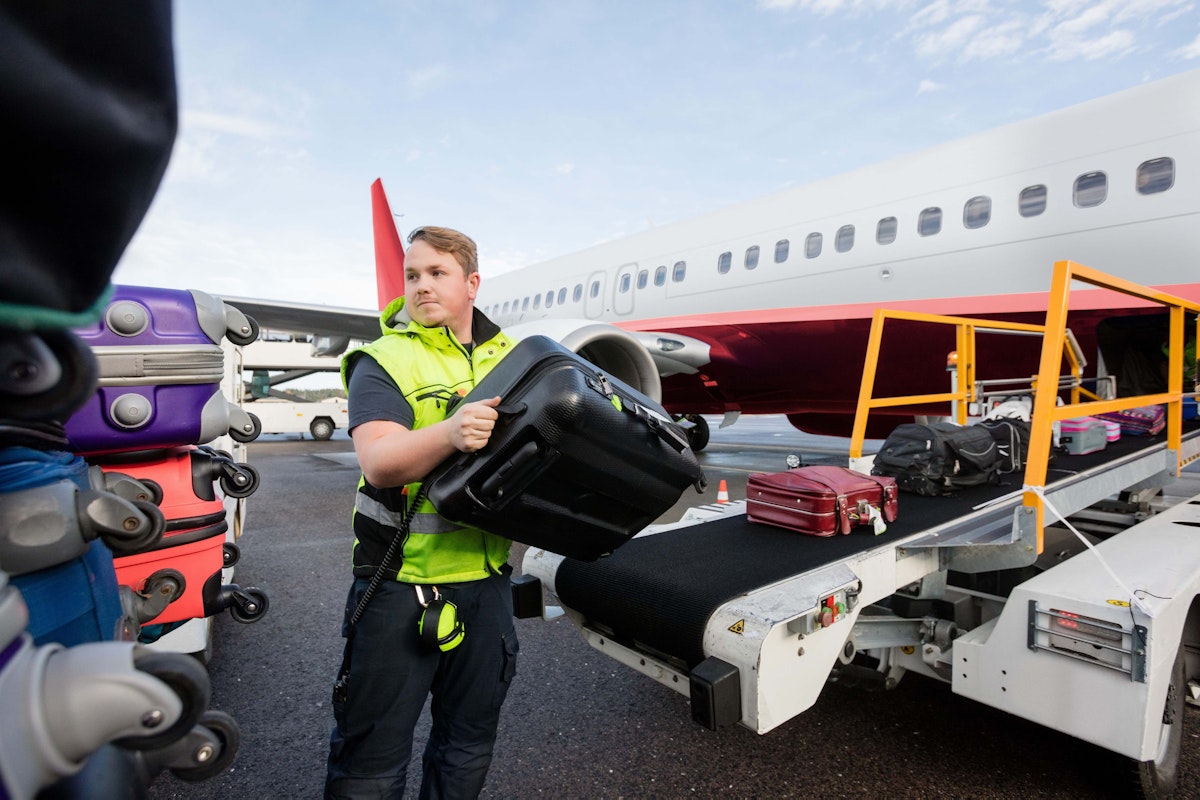 airport-worker