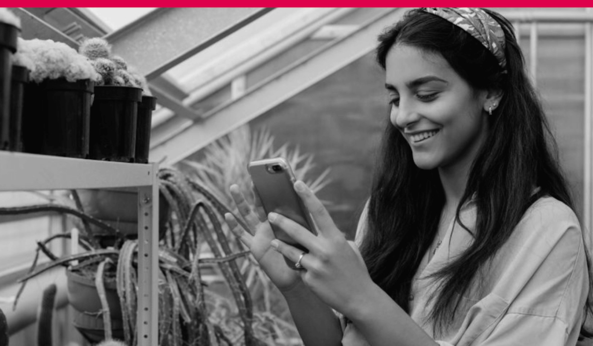 Jeune femme sur son portable