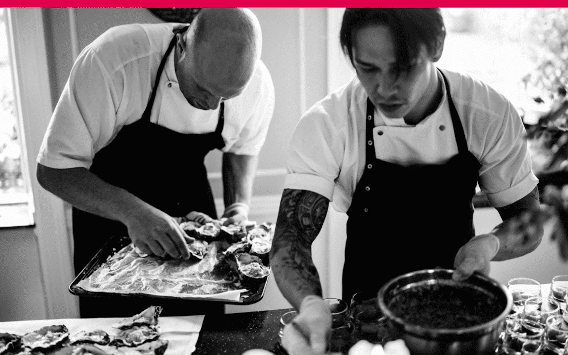 Deux cuisiniers qui préparent un plat