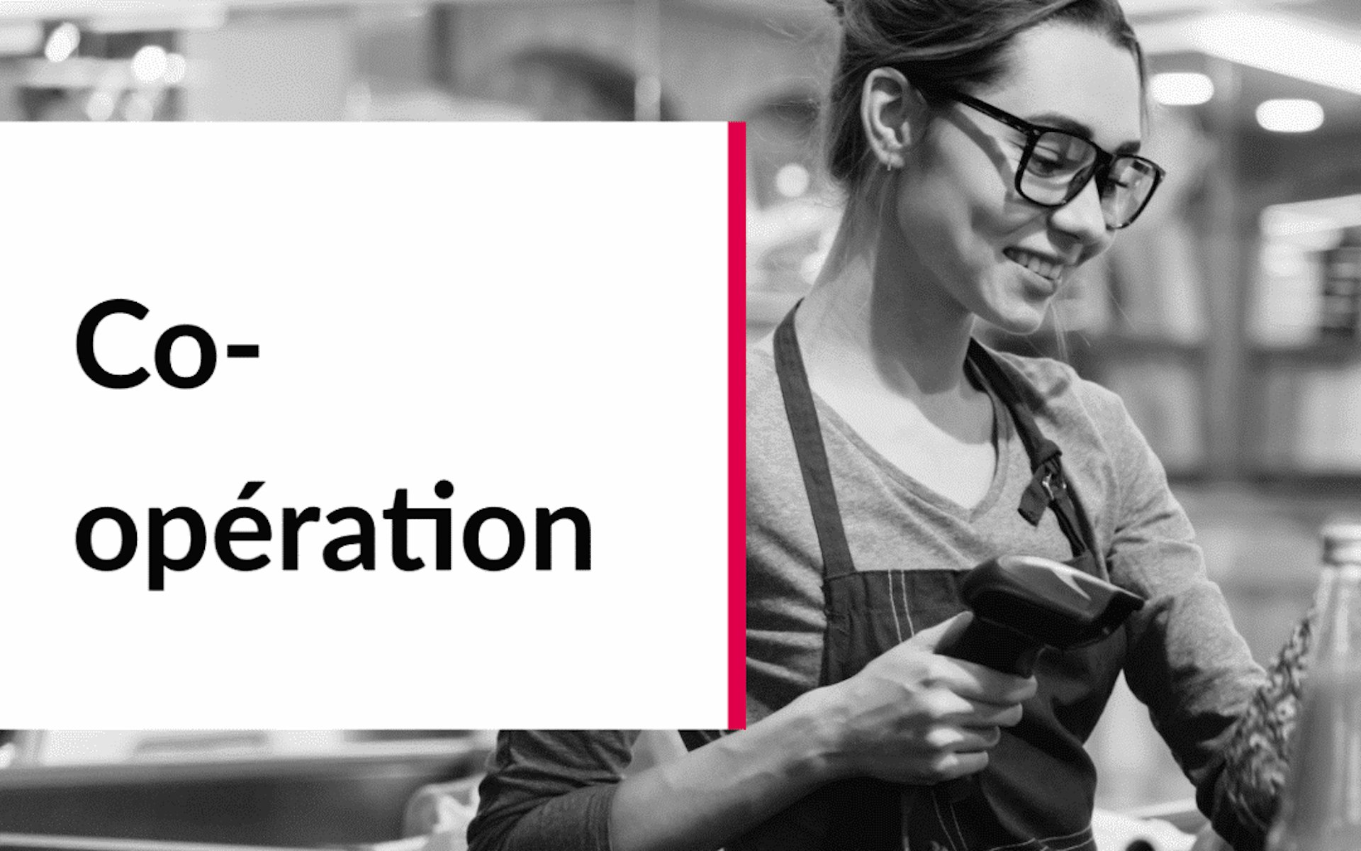 Femme qui scanne un article