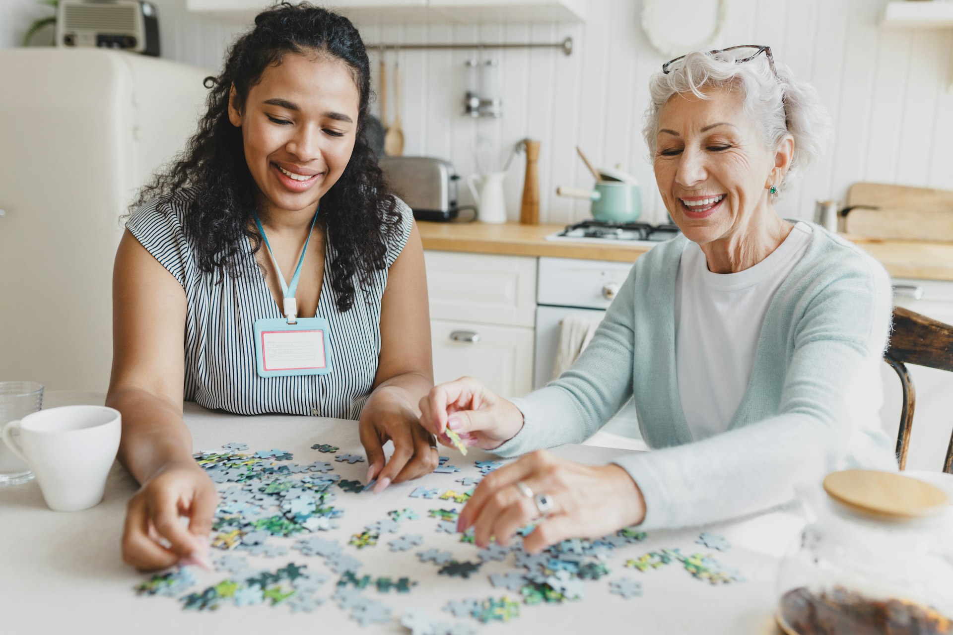 Eine junge und eine ältere Person arbeiten gemeinsam an einem Puzzle