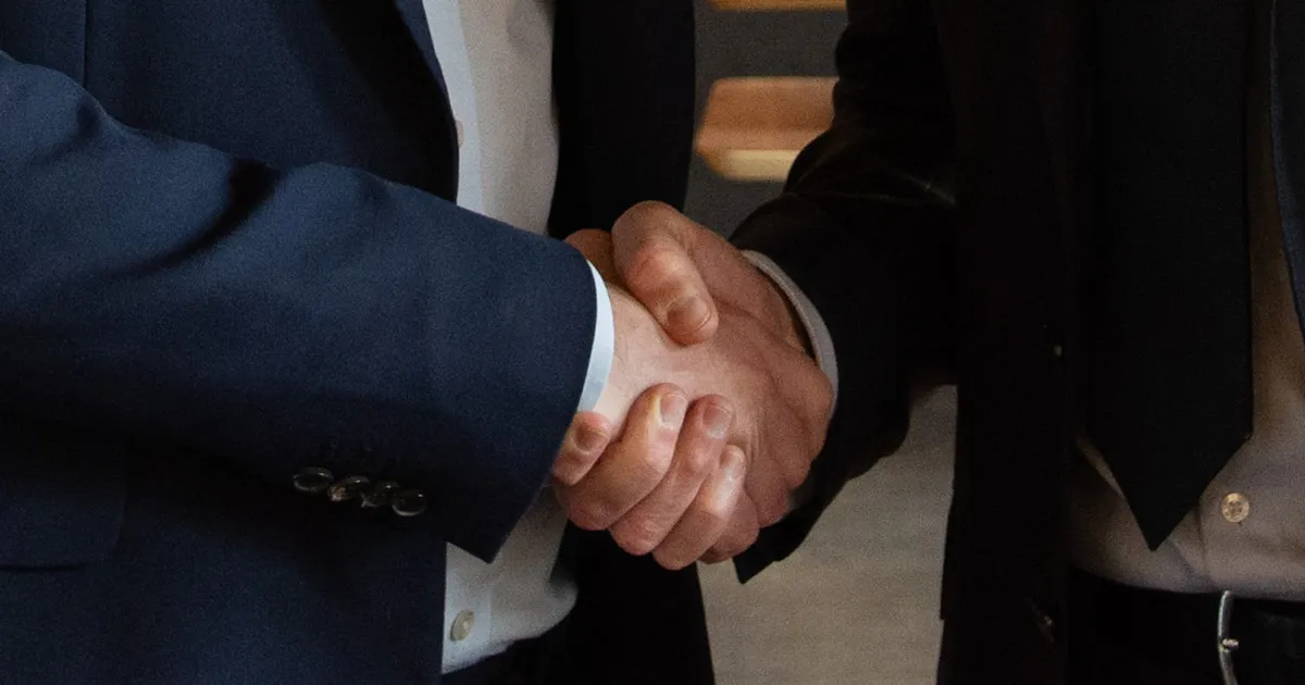 Partenaires signant un accord — reprise d'entreprise et urgence informatique