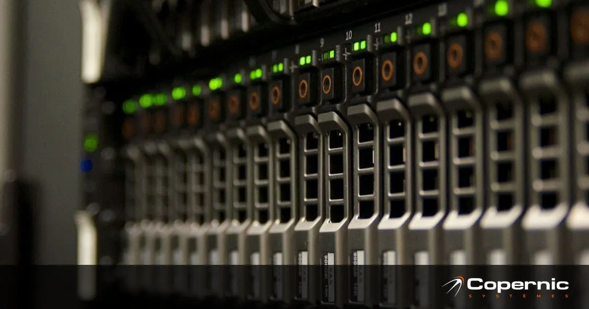 Serveur en rack dans une salle informatique PME