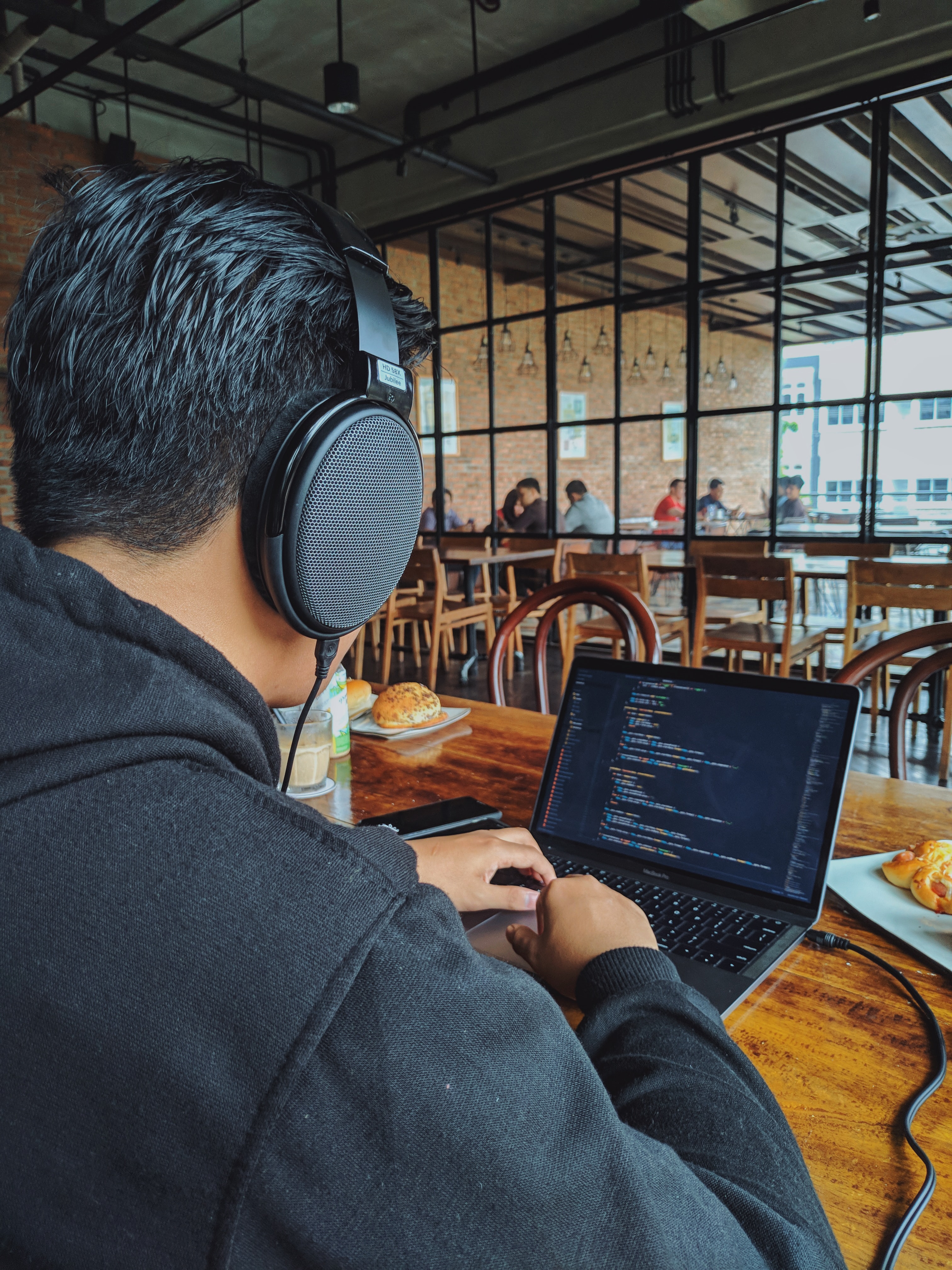 Man working on code in a cafe