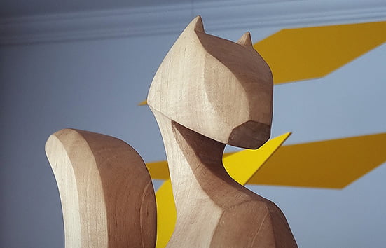 Escultura de felino-esquilo