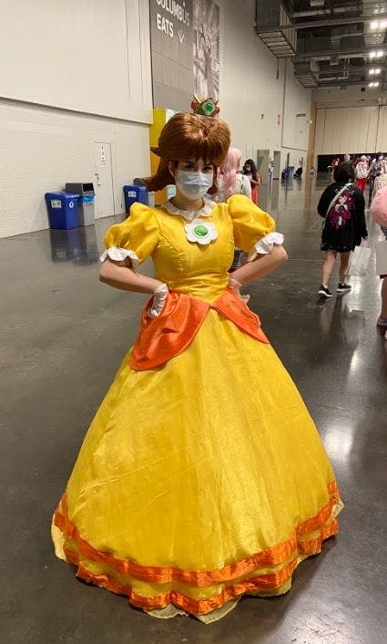 princess daisy pose for cosplayer