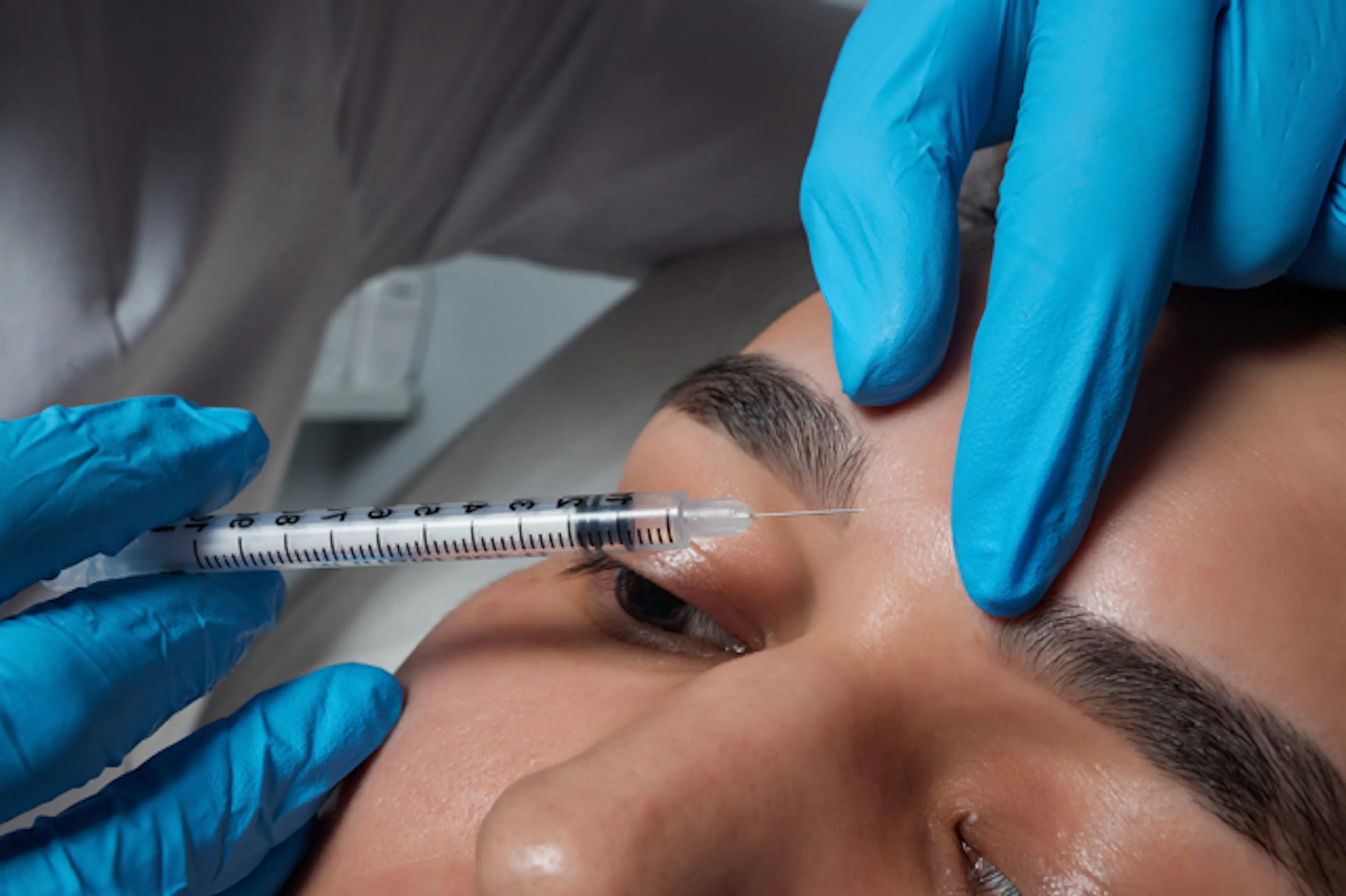 Clinician performing an aesthetic treatment