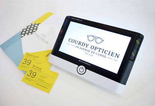 tablette  flyer et carte de visite  avec logo courdy opticiens avenue de l'urss Toulouse 