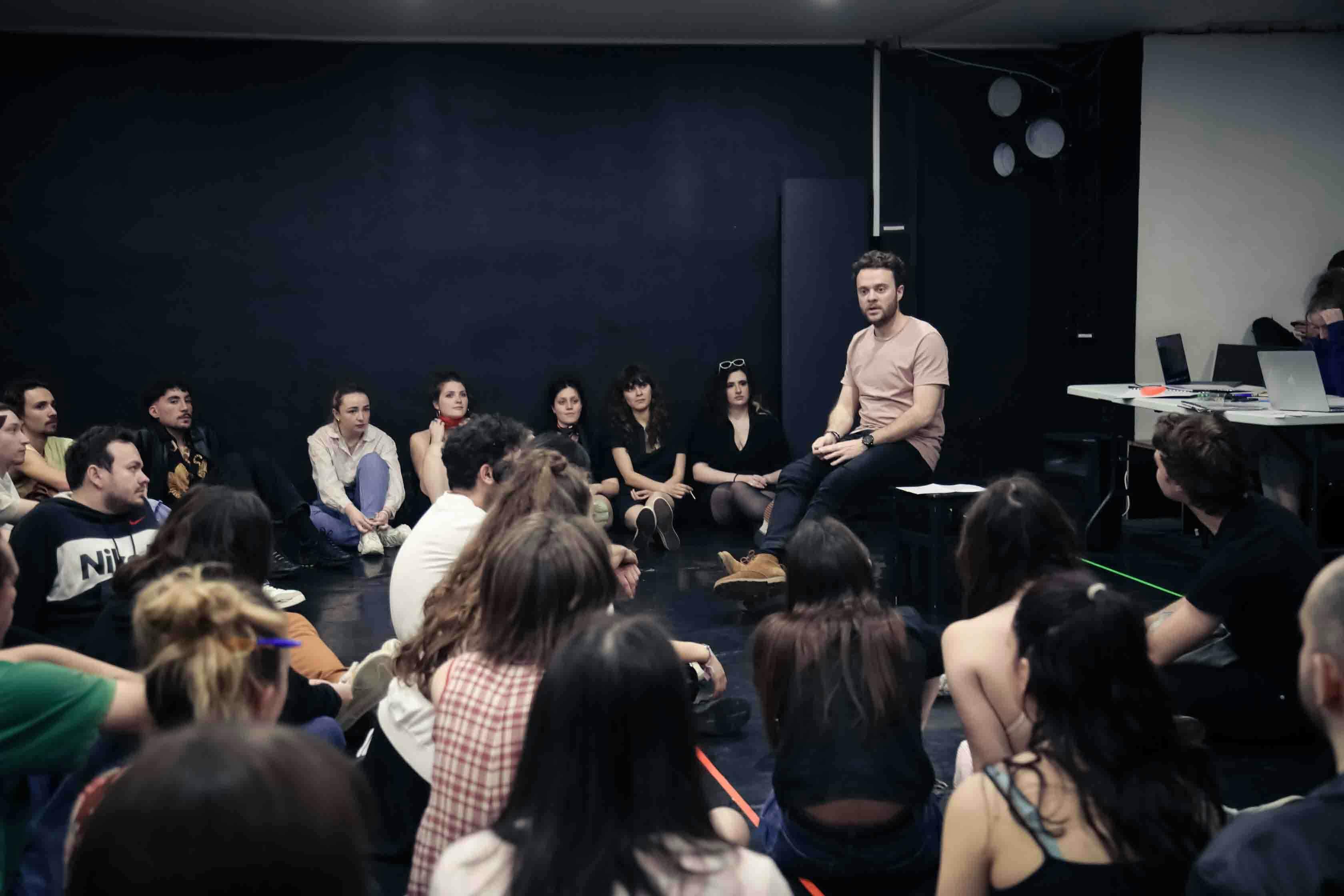 photo cours de théâtre à Paris Grégory Bellanger cours clément