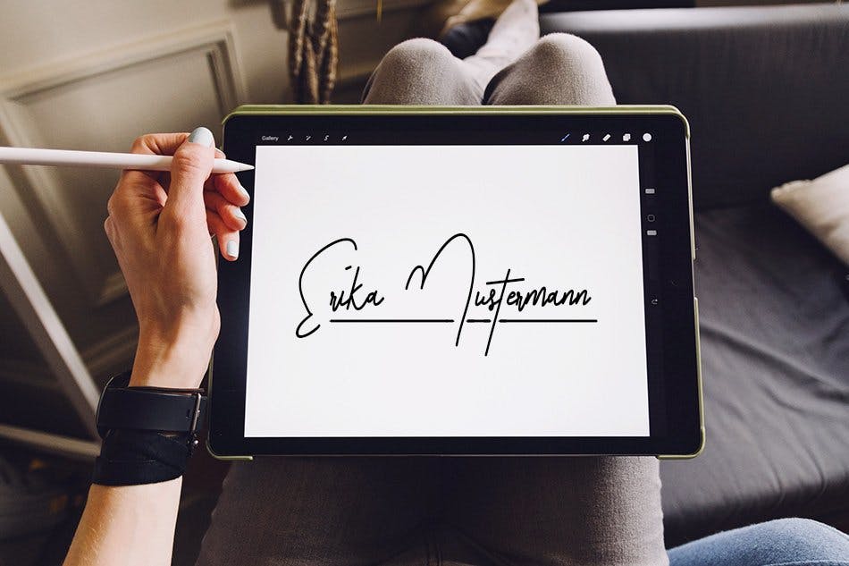 Touch display signatures also lack validity. The same is true of scanned signatures. © Unsplash