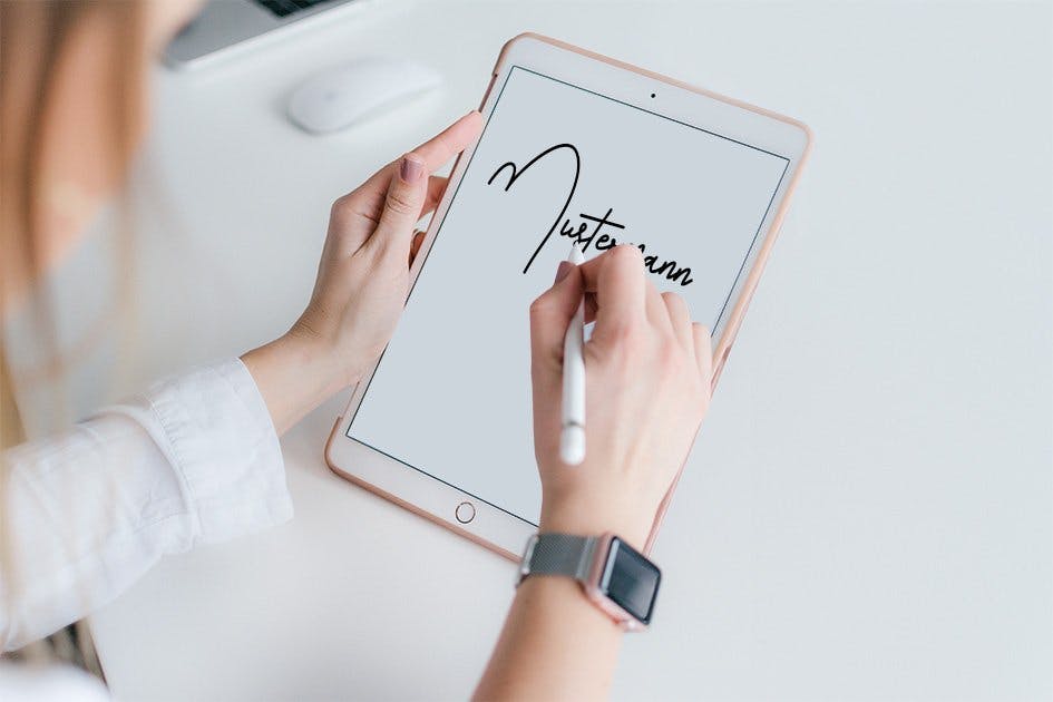Das Unterschreiben auf einem Tablet-Computer hat nicht dieselbe Rechtsgültigkeit wie das Unterschreiben auf Papier. © Unsplash