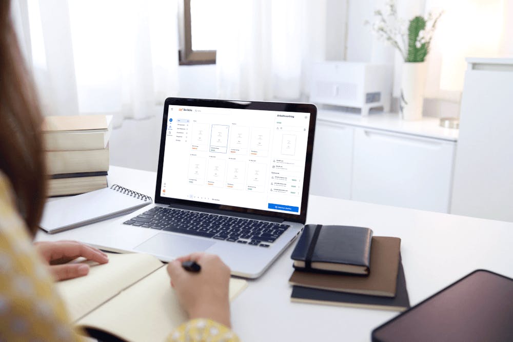 Userin lädt unsere Geheimhaltungsvereinbarung auf Ihrem Laptop runter