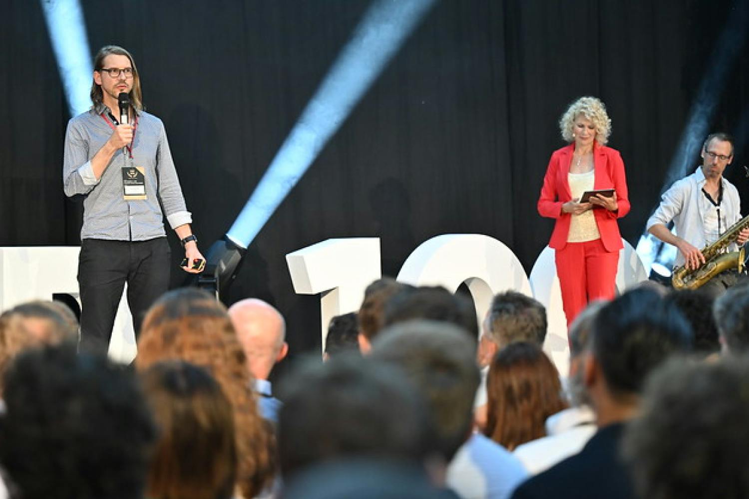 Roni Oeschger, Co-Founder und CEO von Skribble auf der Bühne des Top 100 Startup Awards.