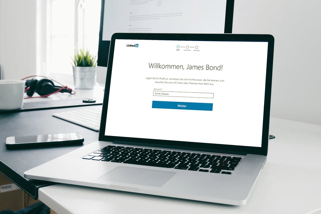 Bei den meisten Online-Anbietern ist es möglich, sich unter falschem Namen zu registrieren – beispielsweise bei LinkedIn. (Quelle: Skribble, © Unsplash)