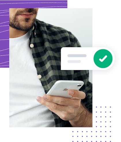 Ein Mann kann ohne zusätzliche Hardware auf seinem Mobile Phone elektronisch signieren.