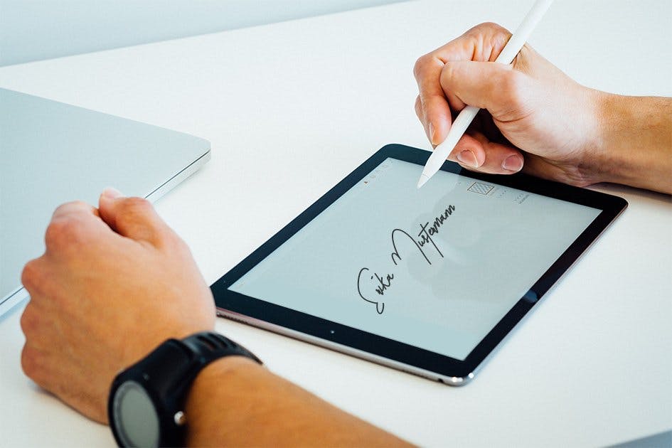 Das Unterschreiben auf einem Tablet-Computer wird oft mit einer gesetzlichen elektronischen Signatur verwechselt. © Unsplash