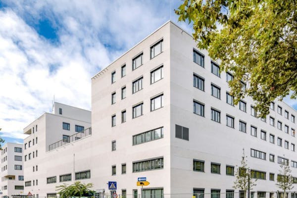  Exterior of Varisano Klinikum Frankfurt Höchst, the world’s first Passive House hospital, with energy-efficient design and modern architecture. 