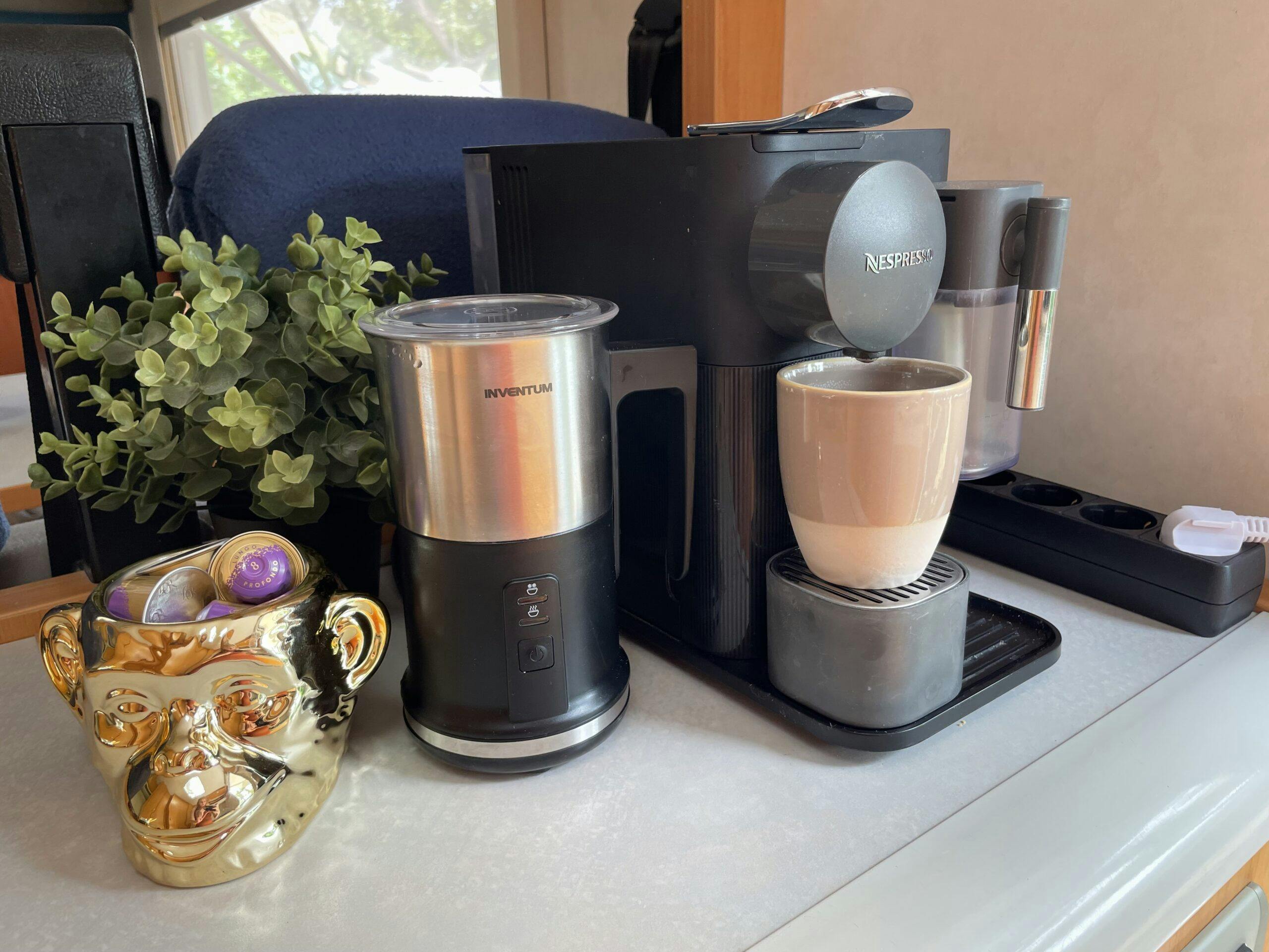 Wakker worden met uitzicht, verse koffie binnen handbereik. Dít is camperleven.