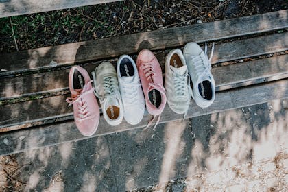 Schuhe liegen auf der Bank