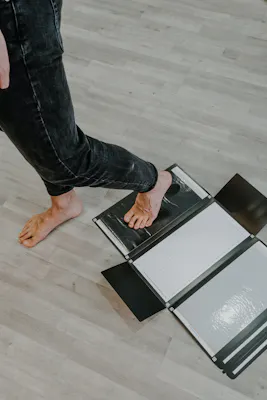 Frau läuft über Abdruckset