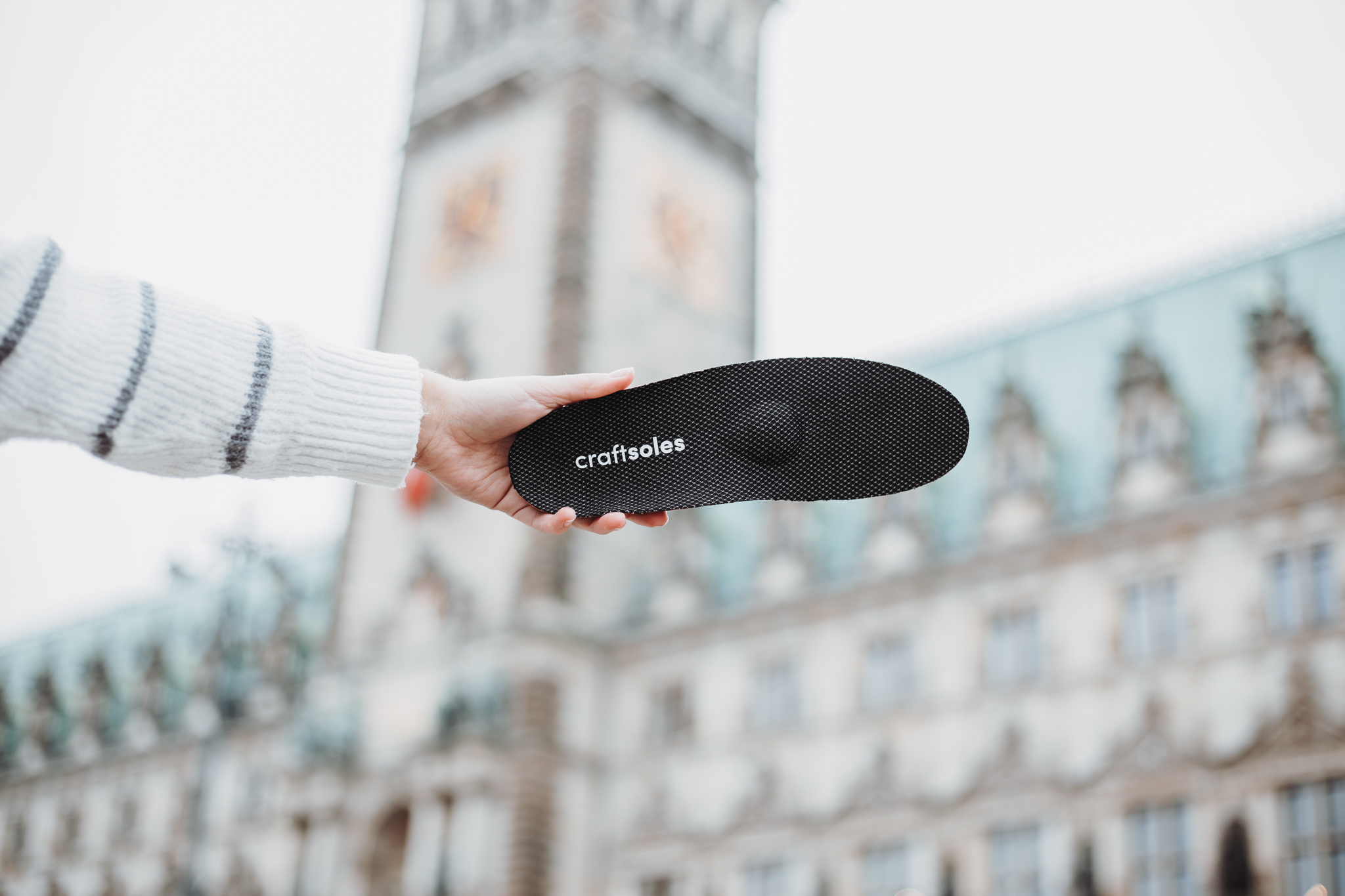 Frau hält Einlage von Craftsoles