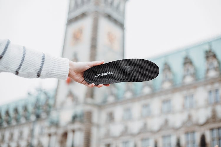 Frau hält Einlage von Craftsoles
