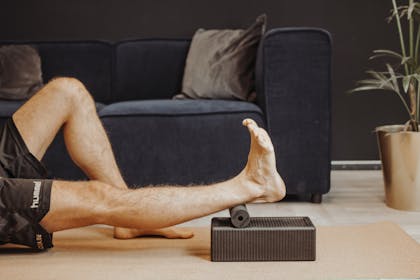 Mann legt Fuß auf Blackroll