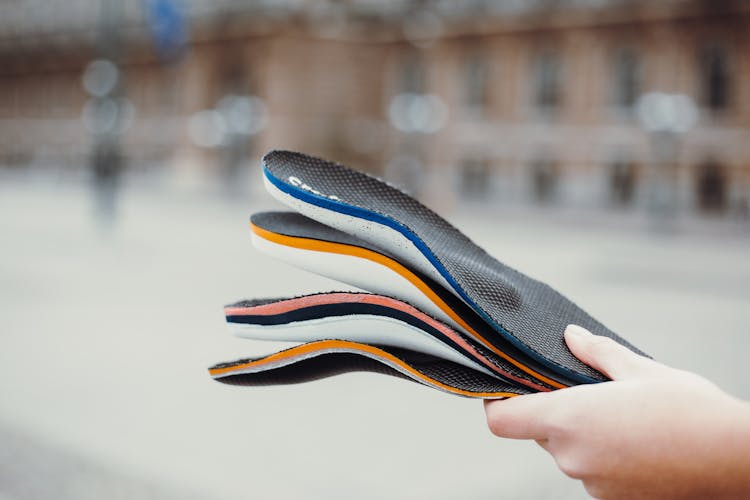 Frau hält Einlagenstapel