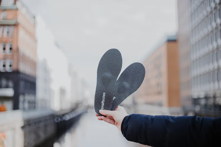 Frau hält Einlagen in der Hand