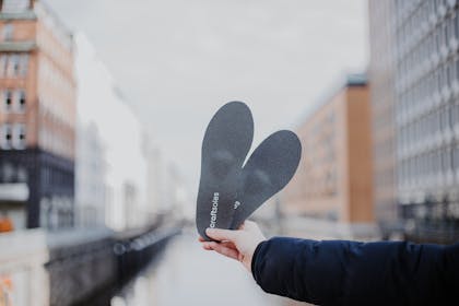 Frau hält Einlagen in der Hand