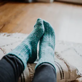 Frau trägt grüne Socken