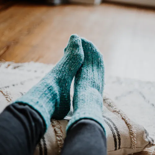 Frau trägt grüne Socken